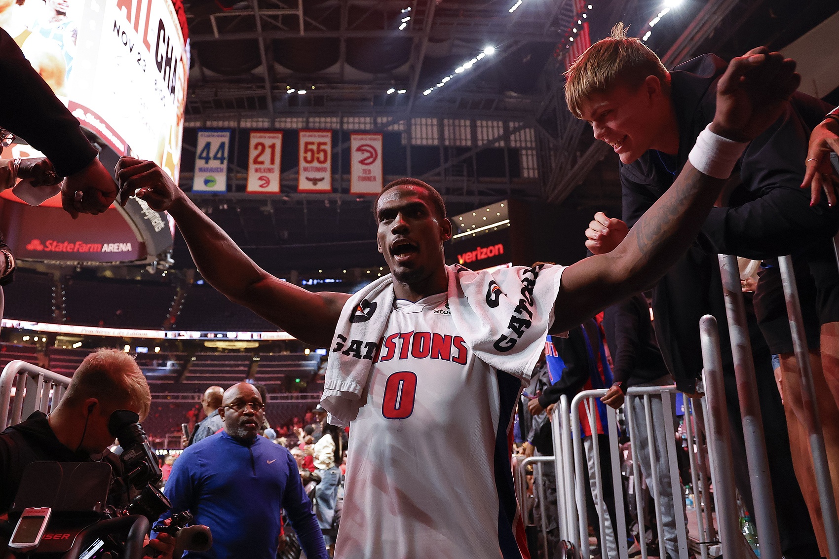 开云体育直播运营平台-NBA彩经：湖人赢步行者 骑士击退热火 群狼阻击火箭 勇士小胜篮网